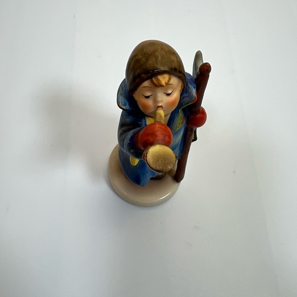 Goebel Hummel Hear Ye Hear Ye Ceramic Boy with Horn, Latern & Staff Figurine - Picture 3 of 12